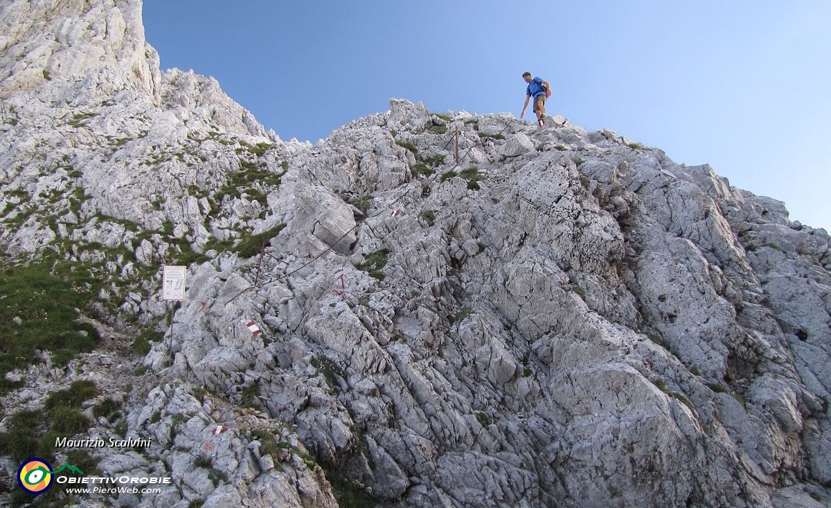 36 Ed eccomi al dosso sopra la Bocchetta del Visolo, fine della bellissima Ferrata della Porta....JPG